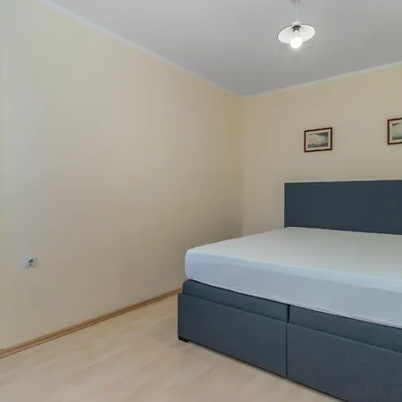 בית נופש 2 Bedroom In יאדראנובו